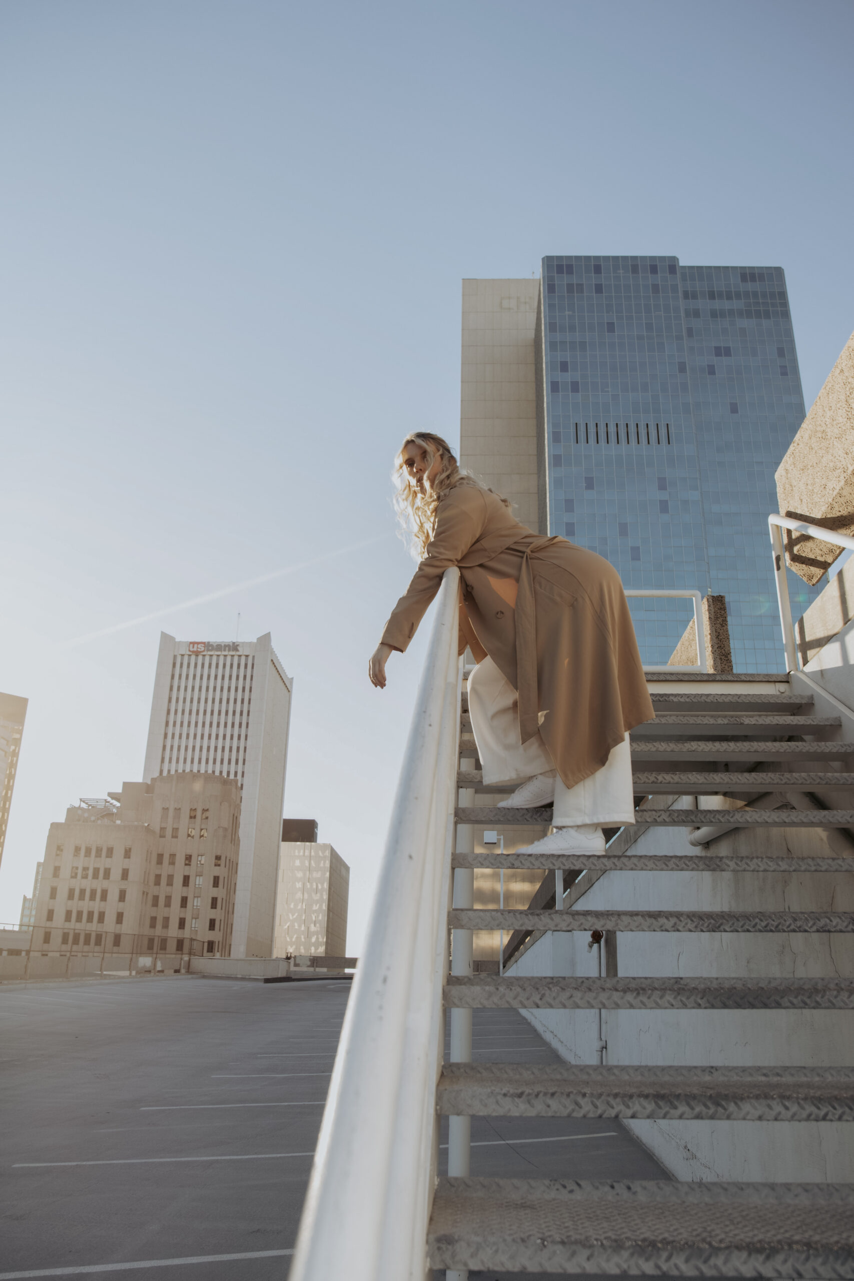 Kaili of reveal studio co, sales copywriter and educator sharing about the power of attention in sales and sales psychology and how it fits into the Reveal Brain-Based Buying Framework