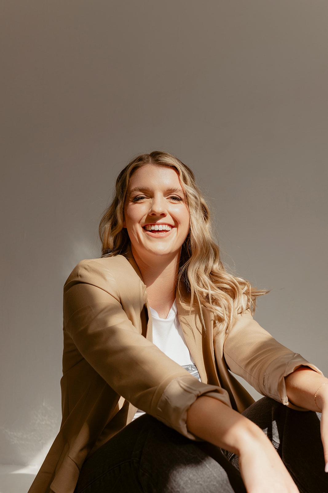 kaili, conversion copywriter, sitting and smiling while teaching about ease in markeitng